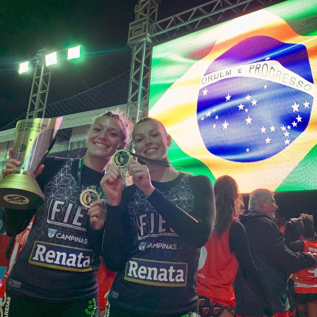 ArgentinaDorada's tweet photo. #BeachHandball 

Las @KamikazesBH, Gisella Bonomi y Luciana Scordamaglia se consagraron campeonas de la Copa de Brasil 🇧🇷 Beach, el máximo título brasilero junto al Campiñas 360º 

📷 @CAHandball https://t.co/jpAbkKxm4a