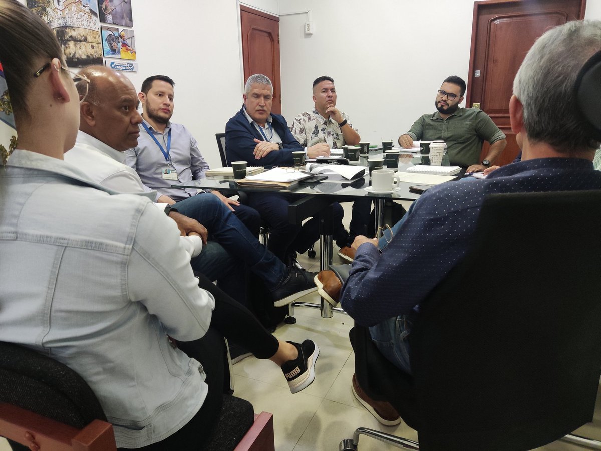 HectorAMonsalve's tweet photo. Hoy nos reunimos con @EPMestamosahi para abordar el tema del cambio de las luminarias en Copacabana, hasta el momento 2.200 han sido reemplazadas por tecnología led y 117 han presentado fallas.
Estas tienen una garantía de 10 años y y se están haciendo los reemplazos. https://t.co/dhgeppfrWa