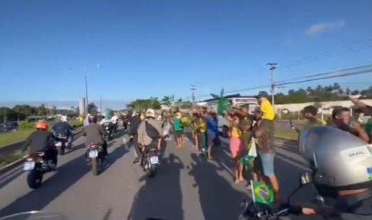 viacertanatal's tweet photo. URGENTE: motociata do presidente Jair Bolsonaro passando na BR-101, trânsito tem complicações; acompanhe
- https://t.co/rY3IF3y8l7 https://t.co/AnWMohYVhi