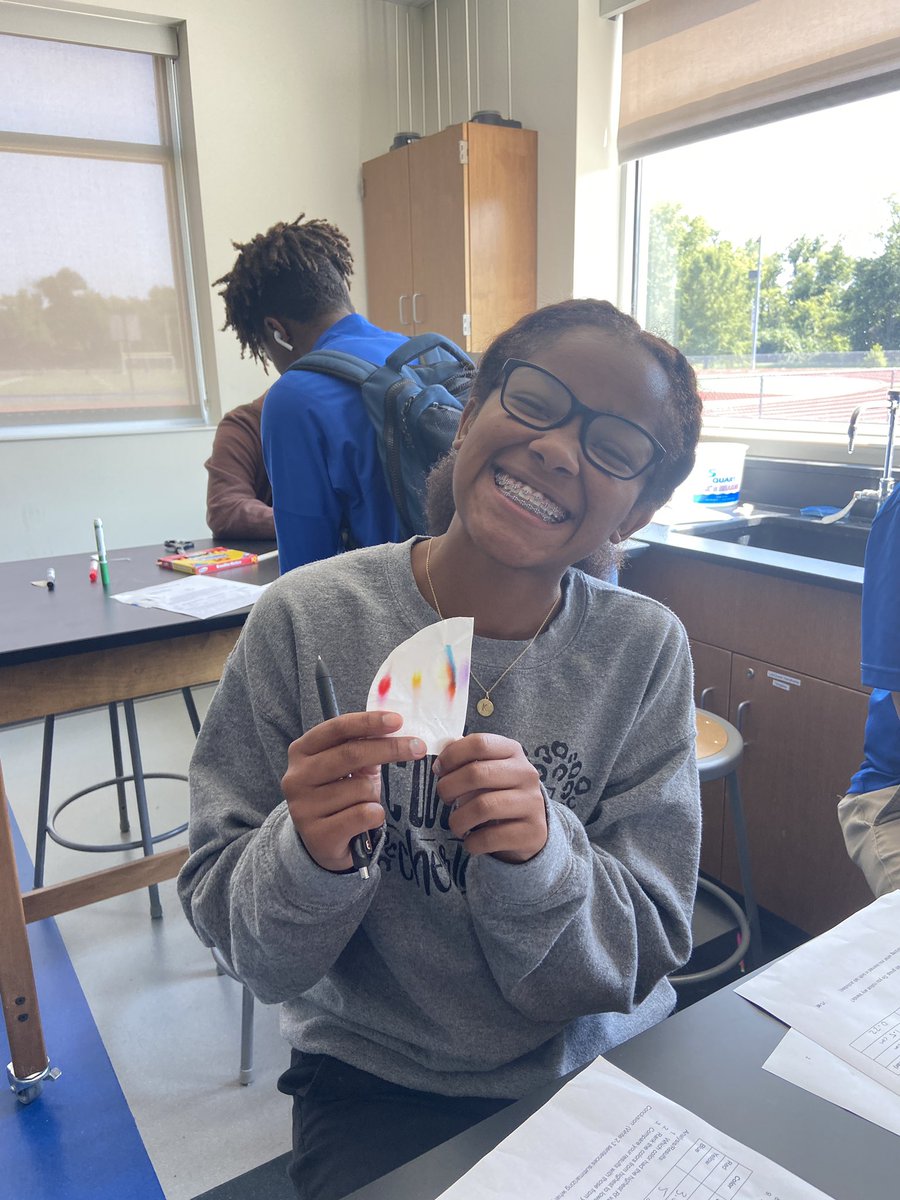 cougarchem's tweet photo. Cougar chemistry is discovering chromatography as a method of separating mixtures into their individual components. #secondarycolors #chromatography https://t.co/r3XgD28GTN