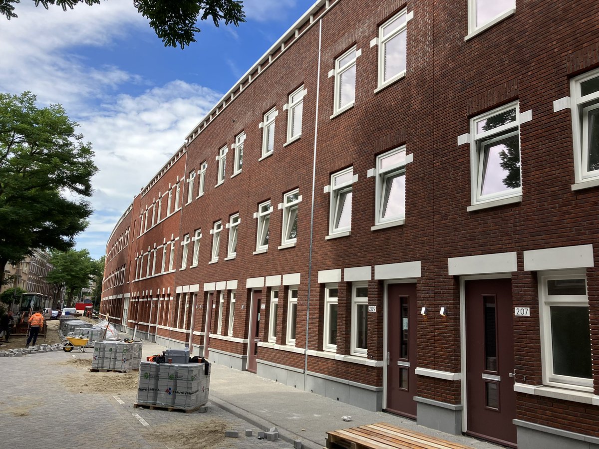 ArianKleijn's tweet photo. Vandaag de 43 appartementen Vinkenstraat @Rotterdam opgeleverd en overgedragen aan @Havensteder. Ongekend hoge bouwkwaliteit geleverd door @WaalBouw en de bouwpartners. Dit is zo’n werk waarbij het jammer is dat het klaar is💪 #Trots https://t.co/D3Klz8CVB0