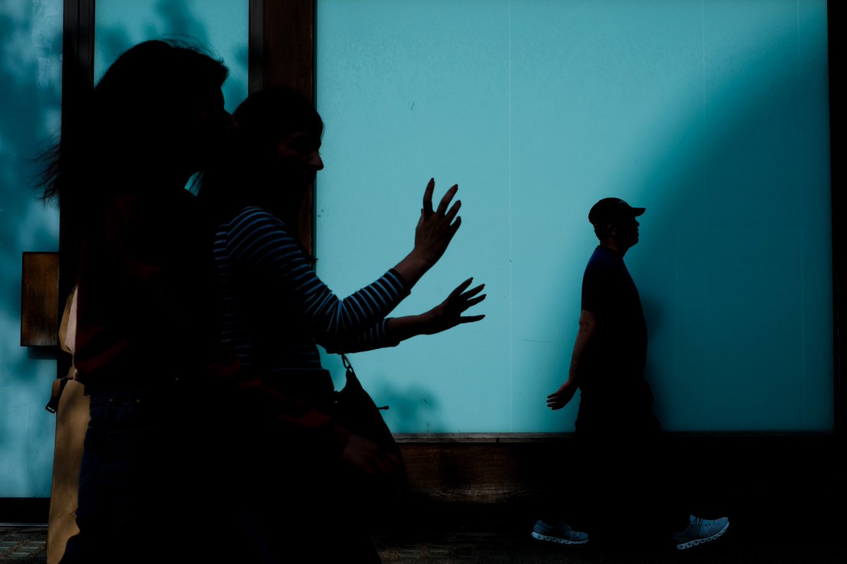 swedeemum's tweet photo. Straight out of the camera from a little stroll after work. #streetphotography #candidshot #womeninstreet #everyclicktellsastory #london #londonwestend https://t.co/Ot6jTqnCP5