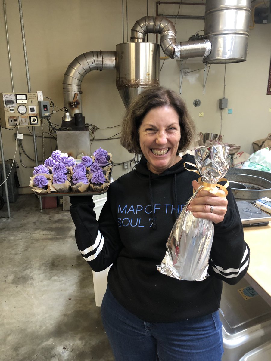 theyimyum's tweet image. Got champagne, purple cupcakes and a BTS puzzle while they blared Dynamite at work. Feeling the Bangtan love this birthday 🥳🐳💜💜💜💜💜💜💜💜@BTS_twt #BTSARMY #foreverArmy #GotArmyRightBehindYou #apobangpo