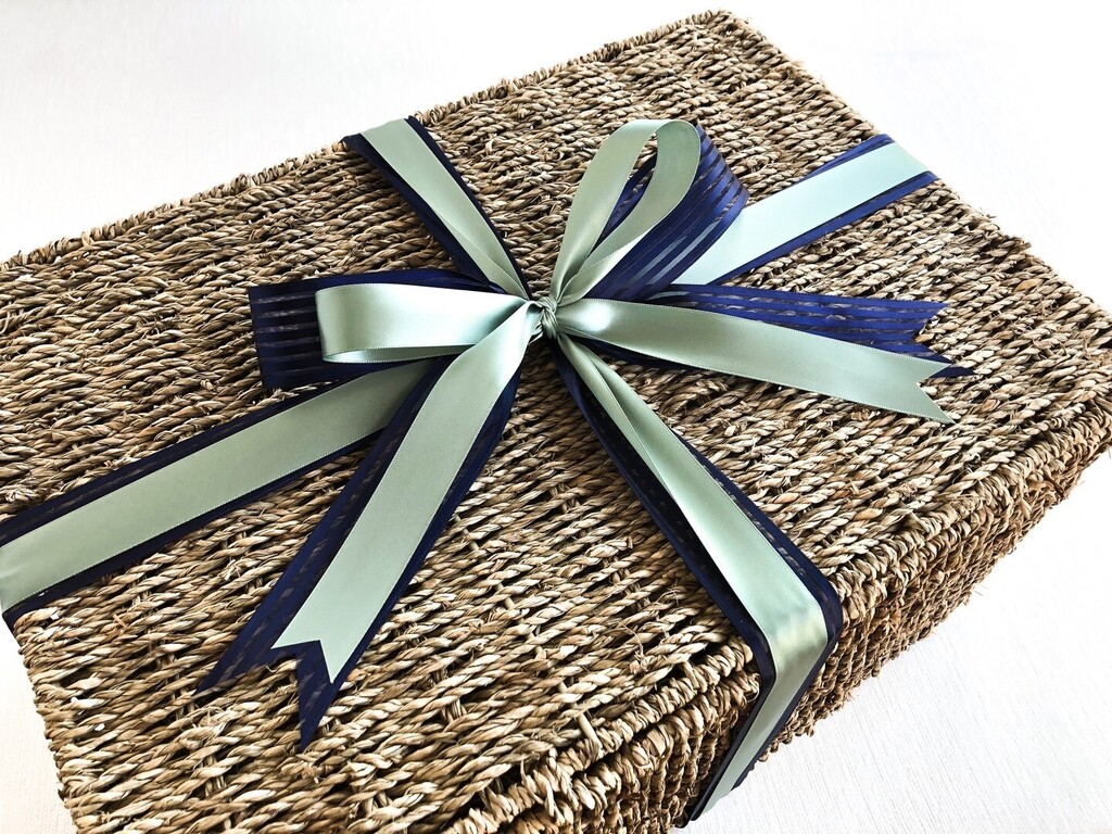 This double ribbon bow is picture perfect! Impress your clients with a gift box they can use time and time again. 🎁 

#BusinessGifting #CustomGifts #Cli… instagr.am/p/Cif5a8sr79d/