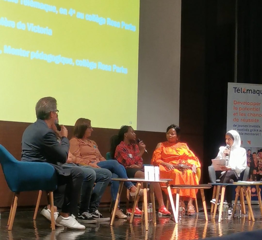 NadiaPellefigue's tweet photo. #Telemaque, c'est 167 élèves curieux à qui on a donné une chance.

🎤Salma est ajd maîtresse de cérémonie avec #BrunoMallet
🥇Remicard a connu @sciencespo grâce à l'asso
💜Victoria et sa mentor partagent leurs aventures 

Tou-te-s le regard vers l'avenir. 
  👏🏻
#EgaliteDesChances https://t.co/widnN4iA4F