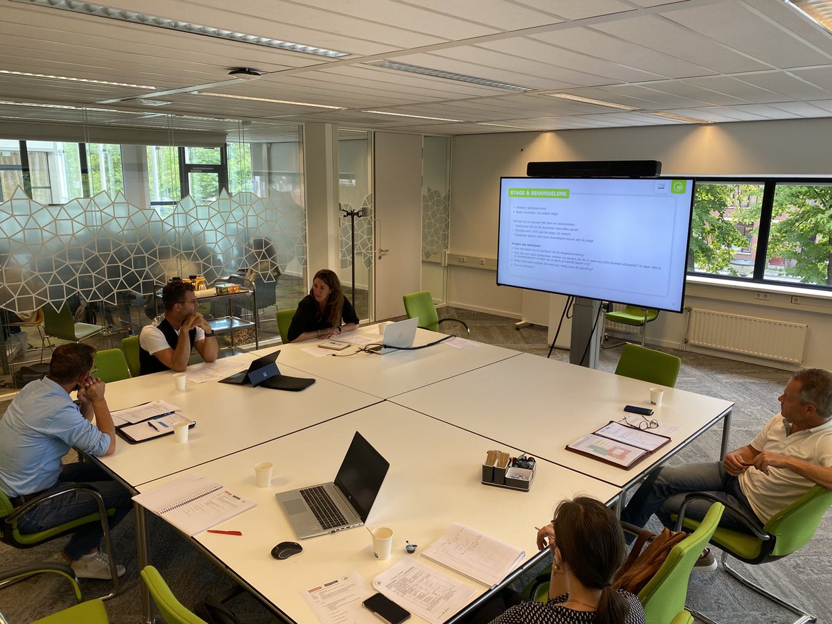 ColijnErik's tweet photo. BOUWTEAM &amp; ASSOCIATE DEGREES ACADEMIE ROOSENDAAL
Samen bouwen aan een sterke onderwijsregio. De participanten van Bouwteam hebben aangegeven deze samenwerking met Associate degrees Academie als een positieve en professionele ontwikkeling te ervaren voor nu en in de toekomst! https://t.co/qSoUxYNxxH