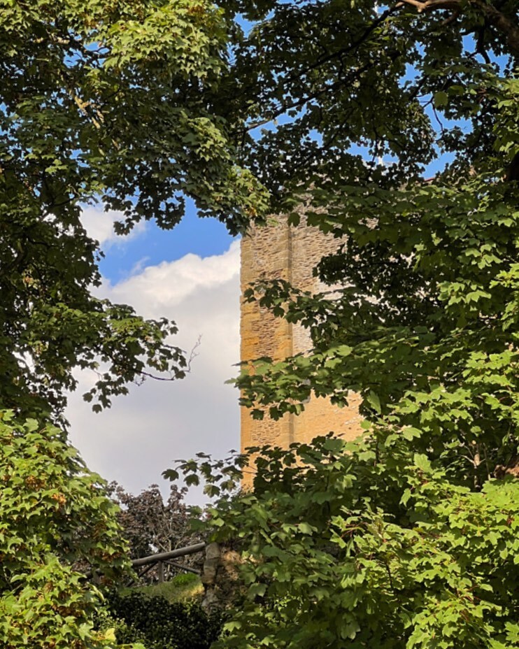 A glimpse of the Castle keep, Guildford. #theguildfordian #guildford #surrey #guildfordsurrey #visitguildford #guildfordphotography #guildfordcastle #experienceguildford #igerssurrey #shotoniphone #hiddengem instagr.am/p/Cif-eXUr1l-/