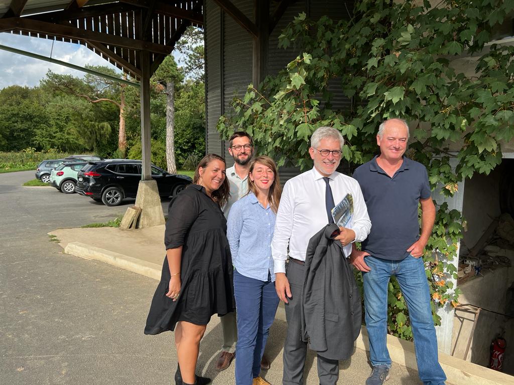 fredvalletoux's tweet photo. Cet après-midi, j’ai rencontré Jacques Frings, président du #GabIDF et des agriculteurs bio du sud Seine-et-Marne afin d’aborder les questions de l’accompagnement et du développement de l’#agriculture #biologique. Une filière essentielle pour notre souveraineté alimentaire. https://t.co/v7kvW9FV2F