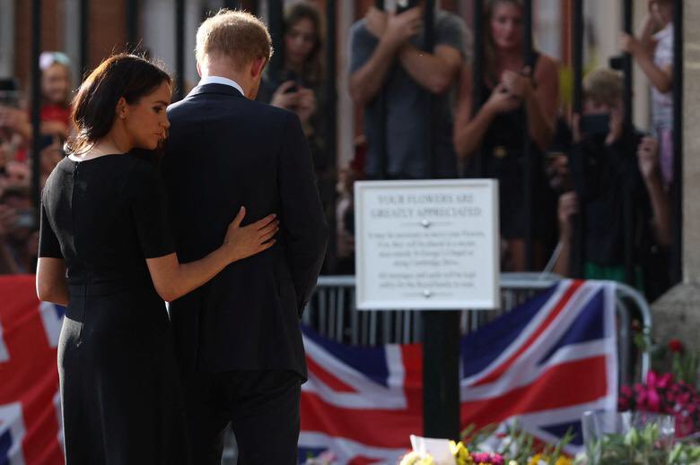 StephanieRiou's tweet photo. After the lonely, cruel, and frankly disgustingly public way that 12-year-old Prince Harry was forced to deal with the grief of losing his mother, I for one am glad that he has somebody who isn’t afraid to hold his hand and show him comfort &amp; compassion this time around. https://t.co/3XknUnj08e