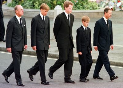 StephanieRiou's tweet photo. After the lonely, cruel, and frankly disgustingly public way that 12-year-old Prince Harry was forced to deal with the grief of losing his mother, I for one am glad that he has somebody who isn’t afraid to hold his hand and show him comfort &amp; compassion this time around. https://t.co/3XknUnj08e