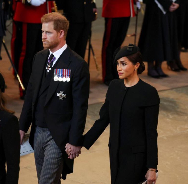 StephanieRiou's tweet photo. After the lonely, cruel, and frankly disgustingly public way that 12-year-old Prince Harry was forced to deal with the grief of losing his mother, I for one am glad that he has somebody who isn’t afraid to hold his hand and show him comfort &amp; compassion this time around. https://t.co/3XknUnj08e
