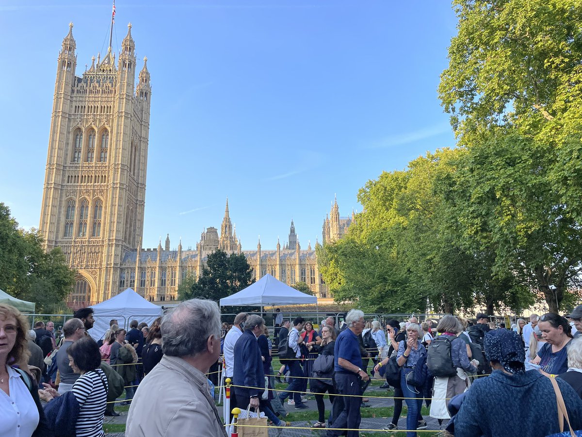 BeachBonkersHQ's tweet image. As someone who has been in The Queue today &amp;amp; quite literally come out the other side, I can only testify to its magnificence &amp;amp; innate Britishness. Huge kudos to all those involved in managing it for allowing me to pay my respects. @curiousiguana #GodSaveTheQueue