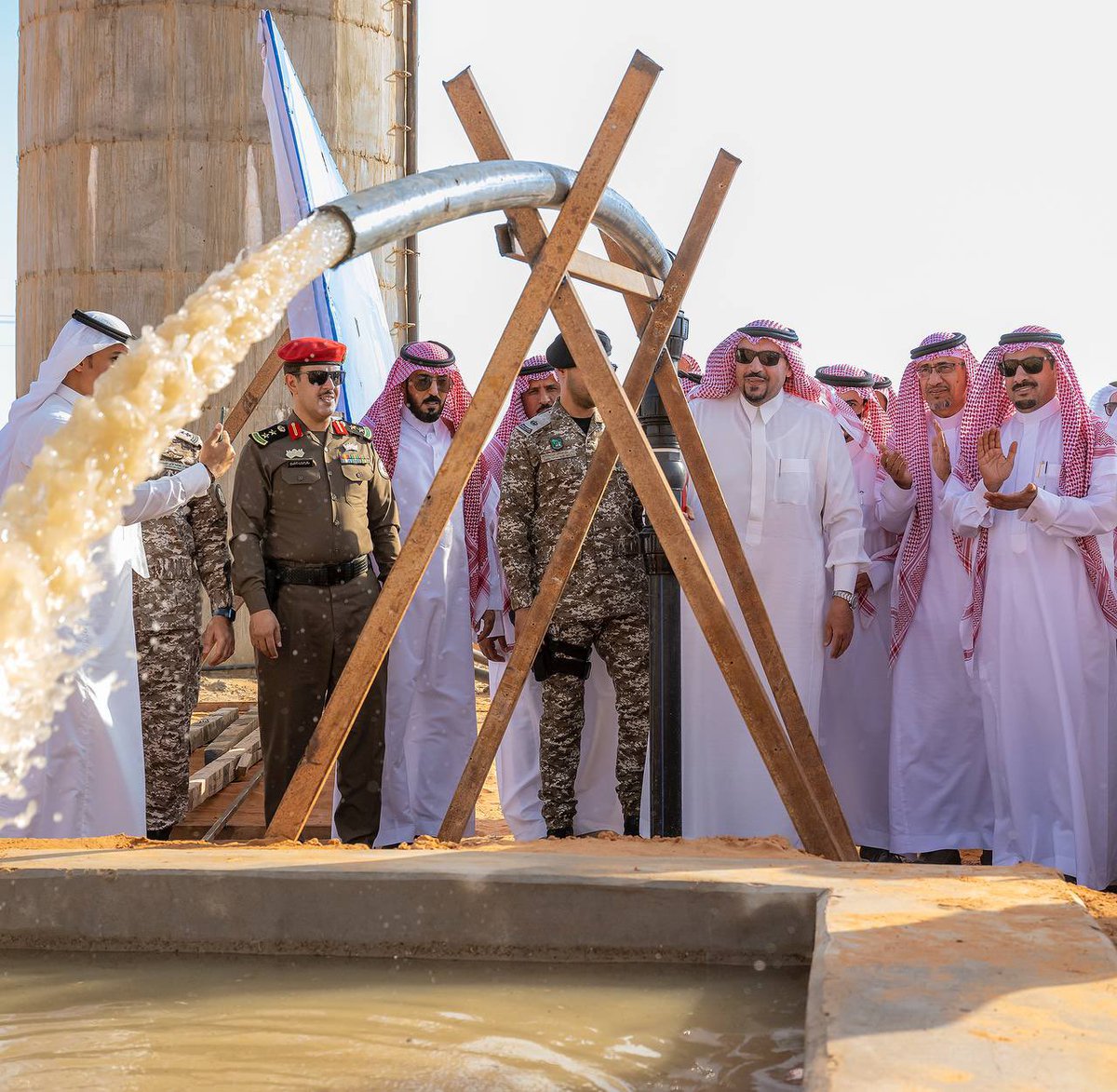 EmarahAlQassim's tweet photo. أكد سموه أنها تسهم في دعم مبادرات سقيا الماء ..
سمو #امير_القصيم يُثمن ويشكر رجل الاعمال هزاع ابالروس لمبادرته في تنفيذ مورد للسقيا في النقع سائلا الله العلي القدير أن يجعلها في ميزان حسناته . https://t.co/zaAe4qw4tb