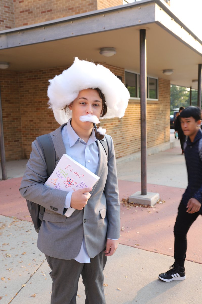 WaterlooSchools's tweet photo. Homecoming Week is off to a great start at West High with students dressing as their favorite celebrities today.
#BeBold #waterloolproud #WahawkPride #2022hoco https://t.co/AzWdPIxmiw