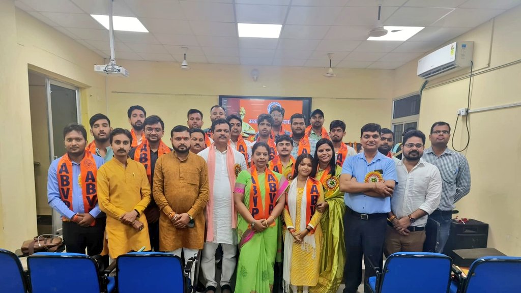 anuj4ayodhya's tweet photo. ABVP कानपुर महानगर कार्यकारिणी का गठन संपन्न हुआ,
इस अवसर पर पूर्वी उत्तर प्रदेश के क्षेत्रीय संगठन मंत्री आदरणीय घनश्याम शाही जी भाईसाहब एवं प्रांत अध्यक्ष डॉ यतींद्र सिंह गुरू जी का मार्गदर्शन सभी कार्यकर्ताओं को प्राप्त हुआ।
अध्यक्ष- डा प्रियंका सिंह
मंत्री - श्री गोपाल मिश्रा https://t.co/SSib66gKhk