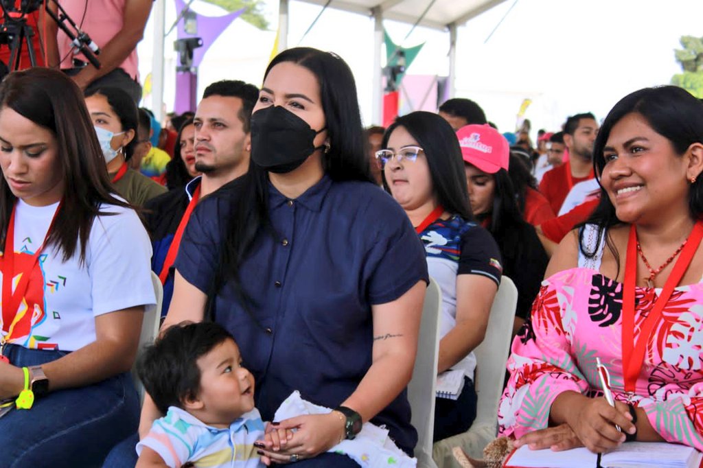 Plenarias en el 14 aniversario de la <a href="/JuventudPSUV/">Juventud PSUV</a> Hoy nos acompañó Ezequiel 🚩💓 nuestro militante chiquitico.
#14AñosDeVictorias 
#VenezuelaMultiproductiva