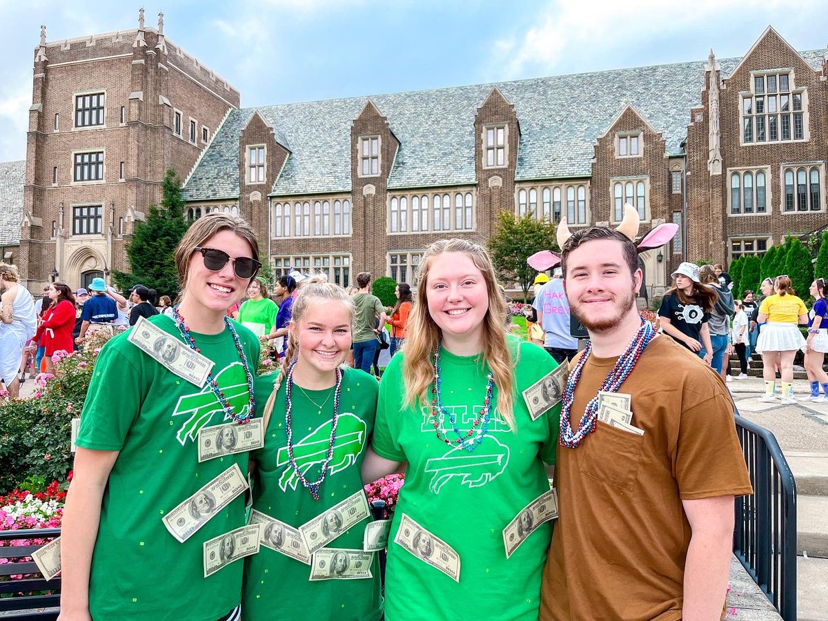 MercyhurstU's tweet photo. Looking good, Lakers! Tag your favorite team☘️ #HurstDay https://t.co/0cLupRJpex