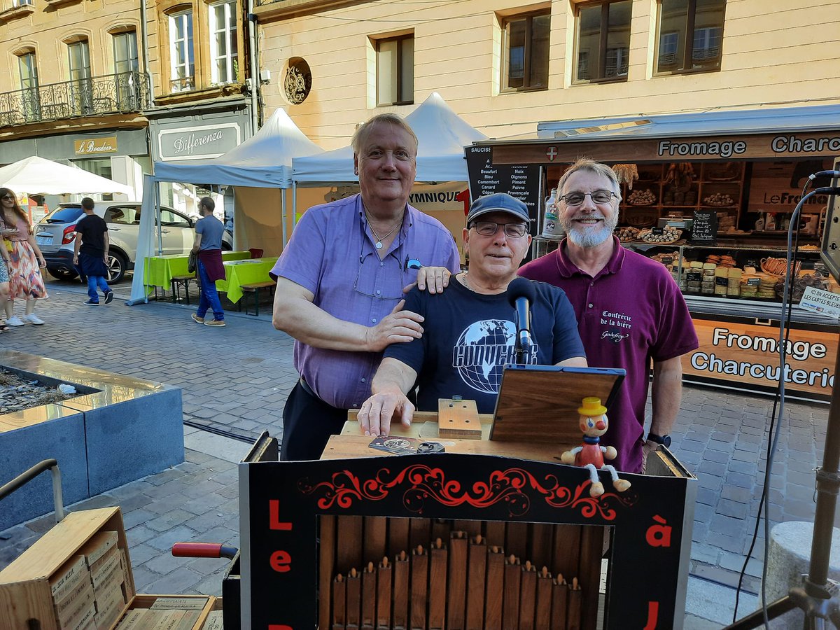 Nous avons l'interprète, l'auteur et le compositeur... Mais de quelle chanson s'agit-il ?🎼 #foiredesedan #sedan #confrerie #ardennes #ardenne #gastronomie #terroir