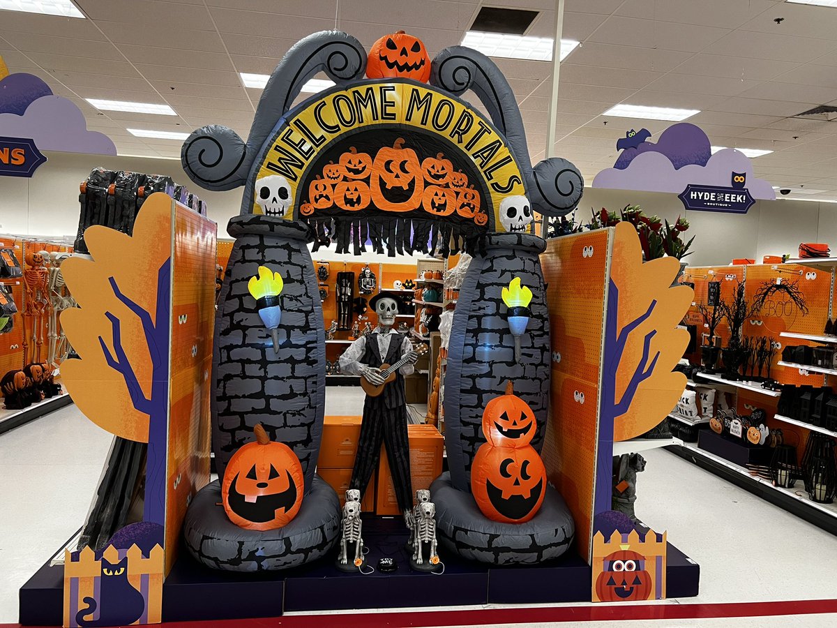 gabefromtarget_'s tweet photo. its looking a little spooky here at T0819, come check us out for all of your Halloween needs this season!!!!!          🎃🍂👻🐈‍⬛🦇@KrisLovesTarget @JennifeT0819 @Summer_K_W @mguraya9 https://t.co/G06XaqZipJ