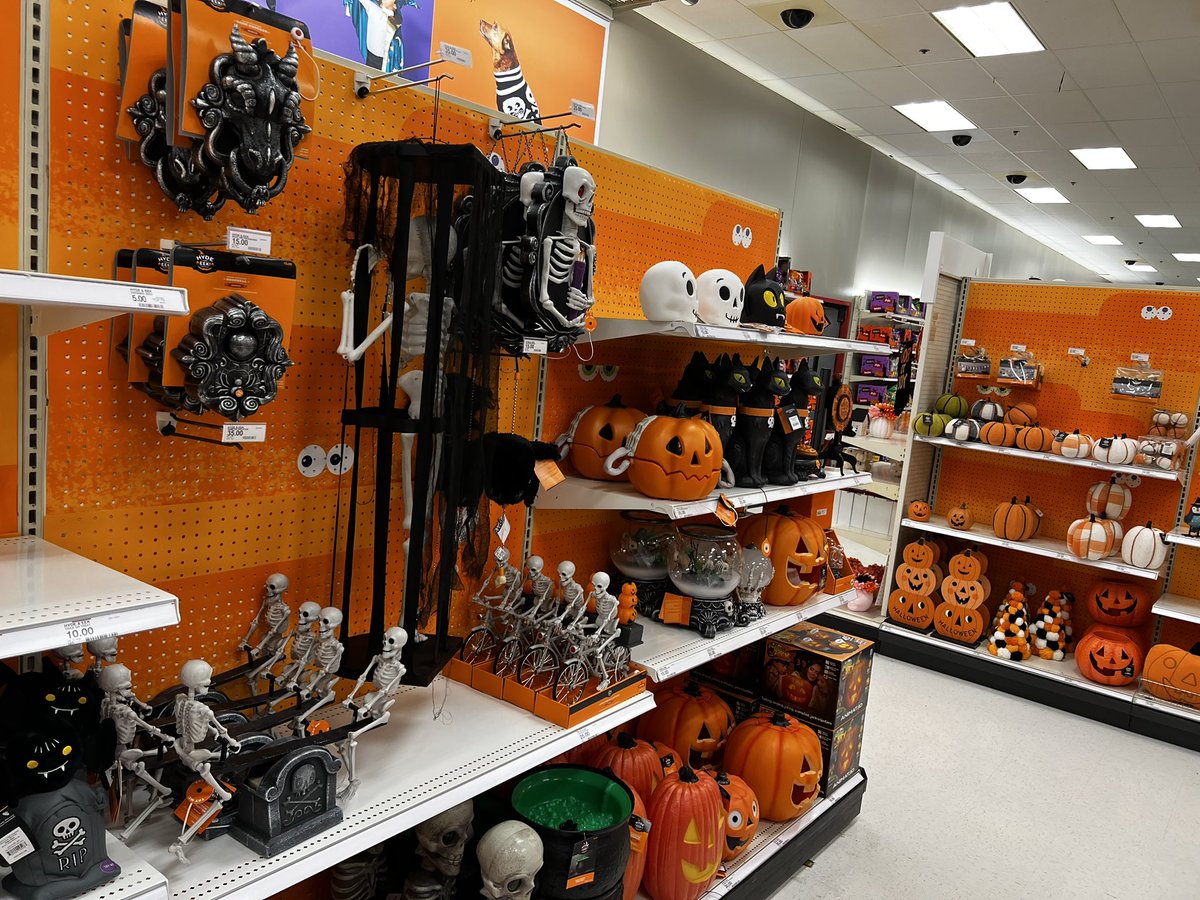 gabefromtarget_'s tweet photo. its looking a little spooky here at T0819, come check us out for all of your Halloween needs this season!!!!!          🎃🍂👻🐈‍⬛🦇@KrisLovesTarget @JennifeT0819 @Summer_K_W @mguraya9 https://t.co/G06XaqZipJ