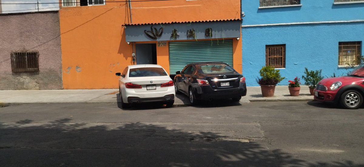 demiangilaldeco's tweet photo. @SSC_CDMX @UCS_GCDMX @OVIALCDMX @colmoderna @ColModernaBJ @VillaDeCortesBJ @PeatonDelSur
Buenas tardes! Por favor, ayuda para reubicar a esos automóviles.
Av Américas 12 Moderna Benito Juárez 03510 https://t.co/6YjZ3KyzDp