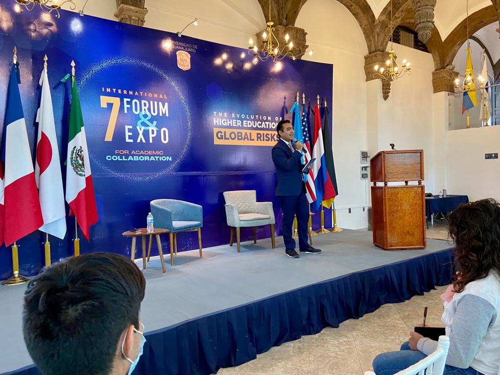 AMEXCID's tweet photo. 📸 En representación de @GSandovalSalas, directora general de Ejecución de #ProyectosEnElExterior de la #AMEXCID, integrantes de la #DIA participan en el #forumexpo2022, organizado por la @UGInternacional.  #CooperarEsCompartir https://t.co/DhkD3MMUIR