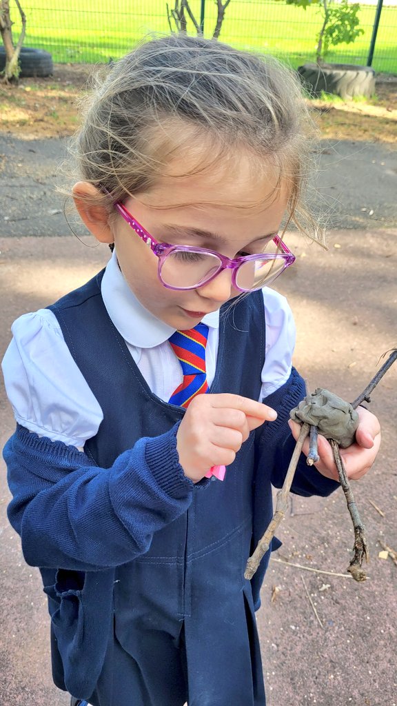 MrsTCaterpillar's tweet photo. Following on from our interest in spiders and other creepy crawlies - today during #OutdoorLearning we used clay and natural resources to make our very own spiders ๐ธ๏ธ๐ท๏ธ. #Spiders #Outdoorlearning #FascinatingCreatures #WeLoveNature https://t.co/5wNSBm5iWg