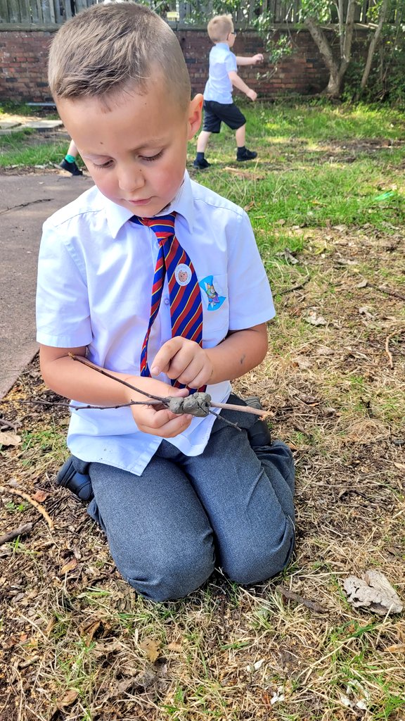 MrsTCaterpillar's tweet photo. Following on from our interest in spiders and other creepy crawlies - today during #OutdoorLearning we used clay and natural resources to make our very own spiders ๐ธ๏ธ๐ท๏ธ. #Spiders #Outdoorlearning #FascinatingCreatures #WeLoveNature https://t.co/5wNSBm5iWg