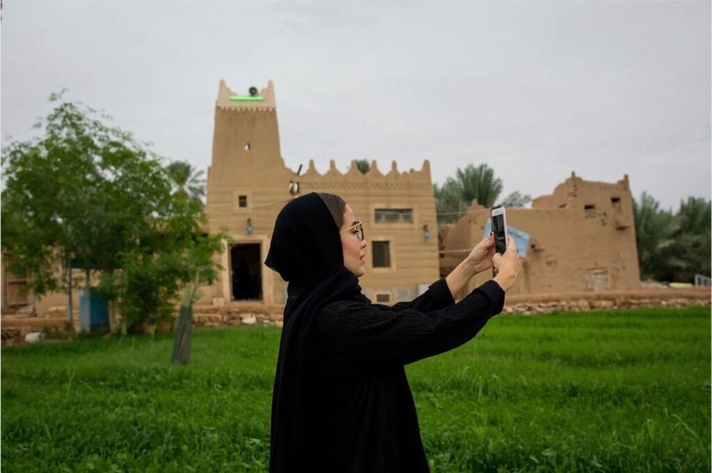 The Everyday Projects (@evdayprojects) on Twitter photo Photo by <a href="/tasneemalsultan/">Tasneem Alsultan</a>, @everydaymiddleeast: "Saudi woman hosts a live conversation with her social media audience as she walks into a farm in Qassim, Saudi Arabia." Photo by <a href="/tasneemalsultan/">Tasneem Alsultan</a>, @everydaymiddleeast: "Saudi woman hosts a live conversation with her social media audience as she walks into a farm in Qassim, Saudi Arabia."