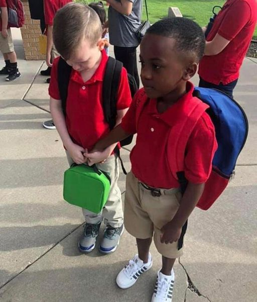 SuperbSpeakers's tweet image. The student with the  #greenlunchbox is a child with #specialneeds, terrified to go to school. 

#Bluebackpack kid walked up, held his hand.

#KidsSpreadLove - thanks  Brenda Kendall