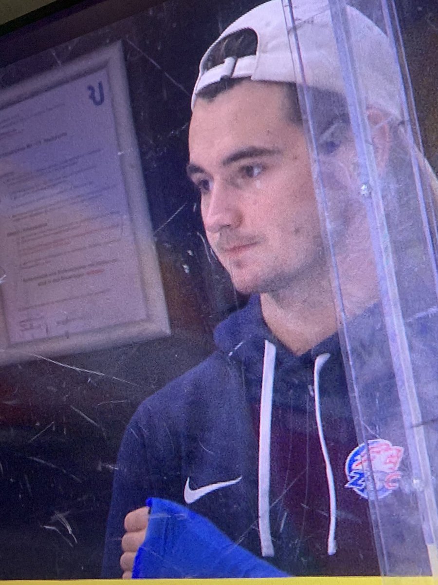 LukasNinck's tweet photo. Bitterer Saisonstart für den ZSC und deren Neuzugang. - 1:4 Klatsche für die Zürcher, dick eingebundene Hand bei Texier. https://t.co/7zBw7pgQdG