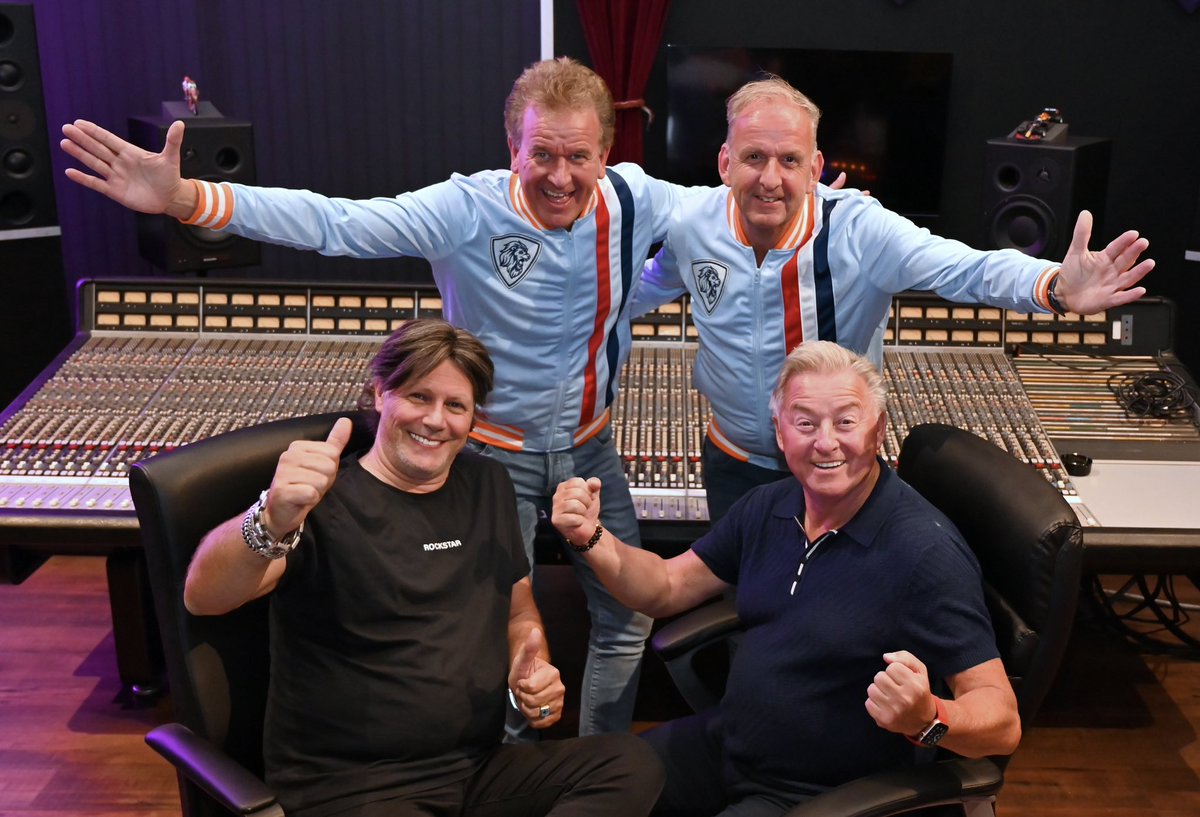 🧡 In de Rooftop studio <a href="/vanHoevelaak/">Edwin van Hoevelaak</a> hebben we onze WK Hit o.l.v. Jan Keizer ingezongen. Op zondag 25 september nemen we de clip op in Amsterdam. #NEDBEL Foto's: <a href="/MaritaFoto/">Marita Steggink</a>