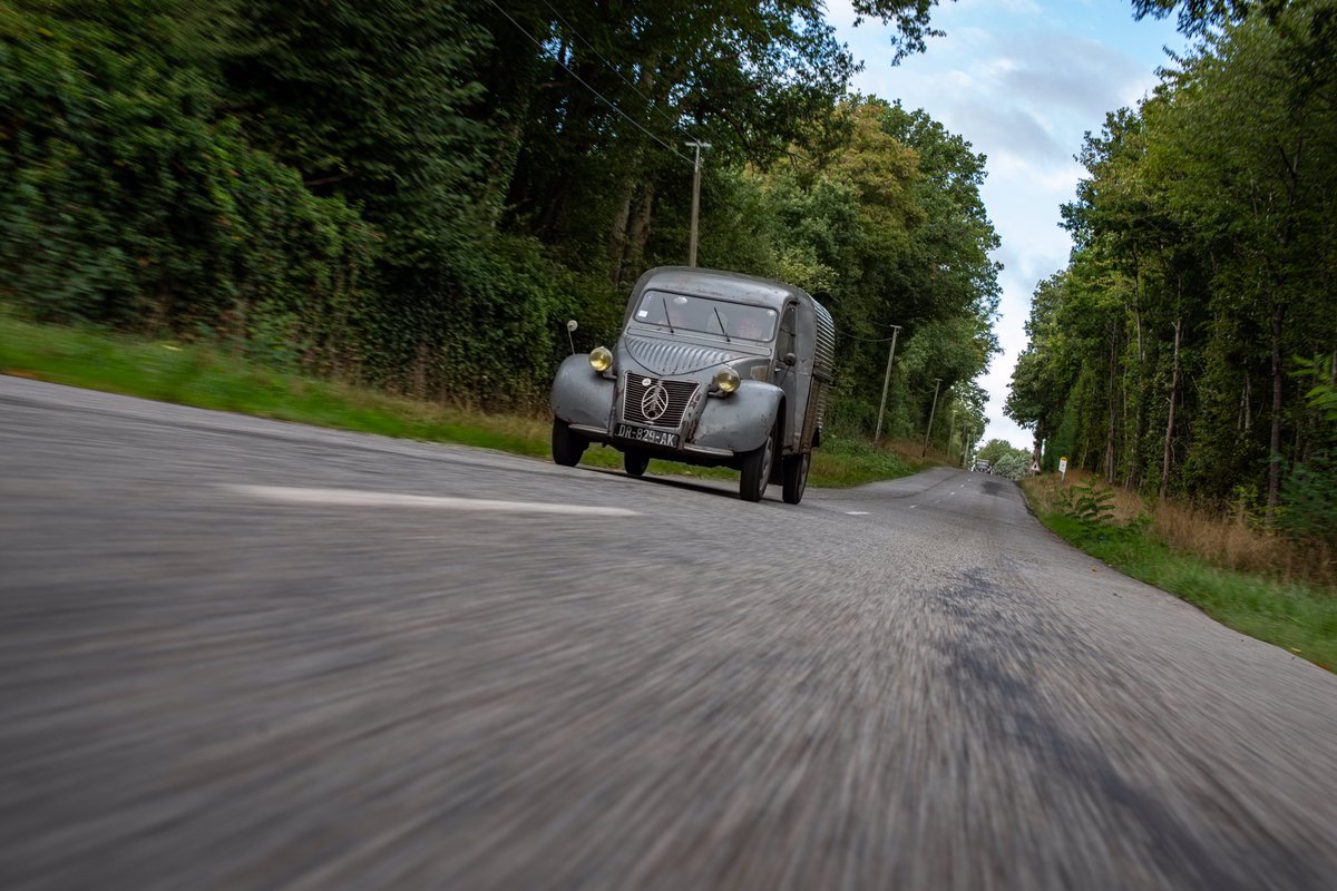 Planete2CV's tweet photo. Le week-end du 10-11 septembre, la balade des Filles de Levallois a fait un tour d’essai sur le circuit de la Ferté-Vidame. Historique ! #2cv #ffve #citroen https://t.co/thnA62ssZU