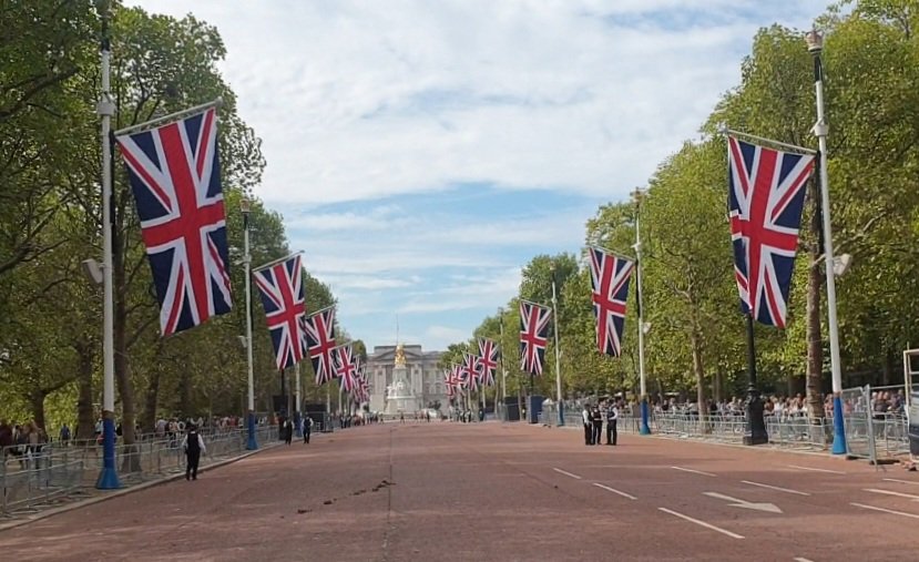 HayleyParrott2's tweet photo. A different feel to London this week. Football cancelled on Saturday. A very quiet but extremely busy walk down the Mall. Nevertheless another memorable trip💛 https://t.co/v12VOPieGG