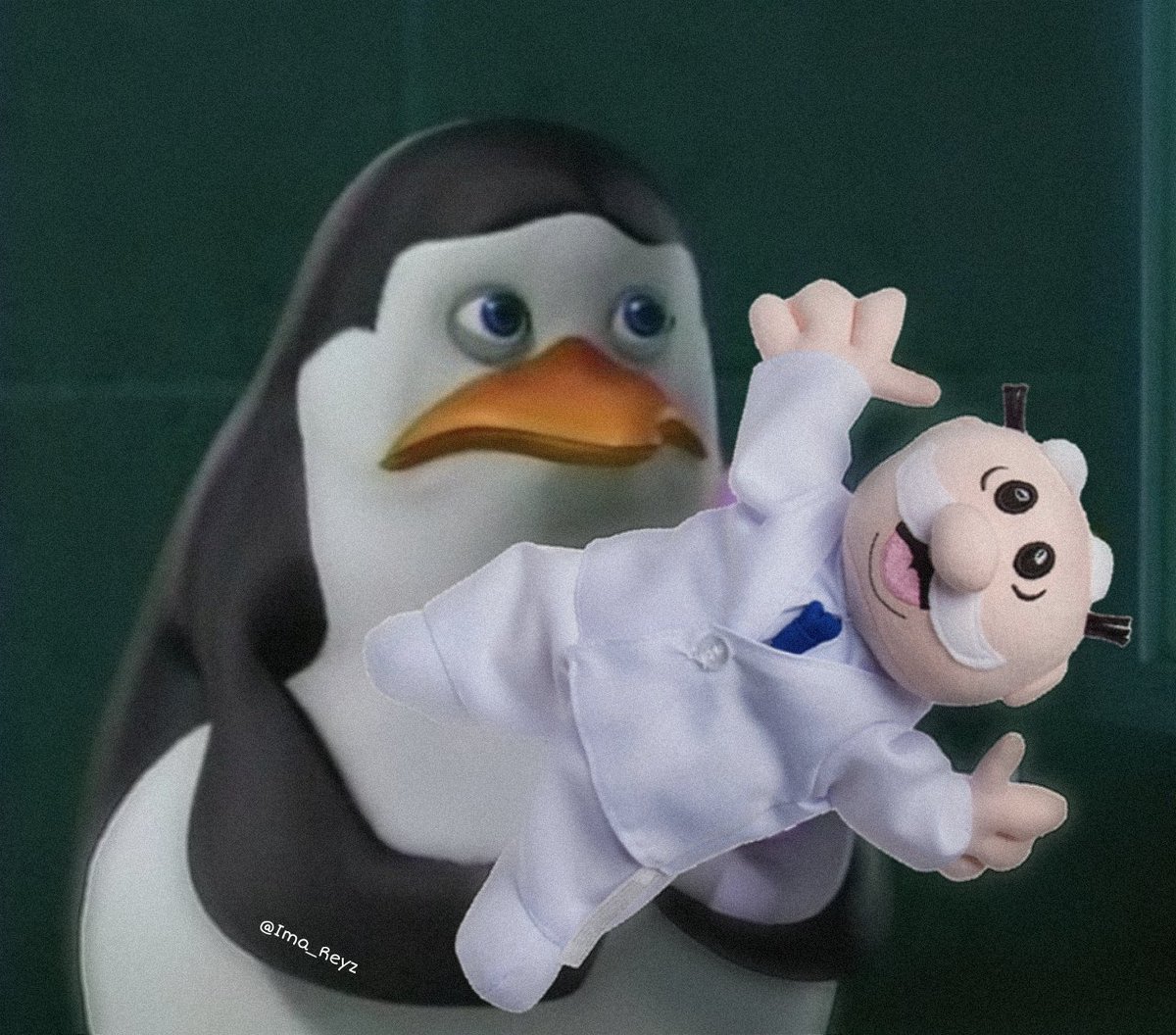 Ima_Reyz's tweet image. Todo el público con su peluche del Dr. Simi después de ver como Rubén de Cafe Tacvba descuartiza el que le dieron. 💔