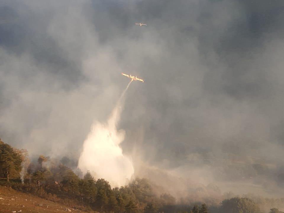 Prefet64's tweet photo. Le feu 🔥 est désormais maîtrisé. Canadairs et DASH sont désengagés. Le @sdis64 maintient un dispositif de surveillance pour la nuit. 15ha de végétation ont brûlé. Le @Prefet64 remercie le @sdis64 🚒 et la @SecCivileFrance ✈️ pour leur mobilisation https://t.co/Bf0RVjh6Zp
