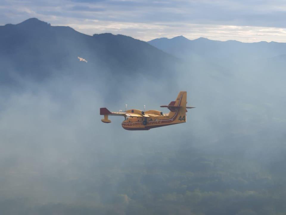 Prefet64's tweet photo. Le feu 🔥 est désormais maîtrisé. Canadairs et DASH sont désengagés. Le @sdis64 maintient un dispositif de surveillance pour la nuit. 15ha de végétation ont brûlé. Le @Prefet64 remercie le @sdis64 🚒 et la @SecCivileFrance ✈️ pour leur mobilisation https://t.co/Bf0RVjh6Zp