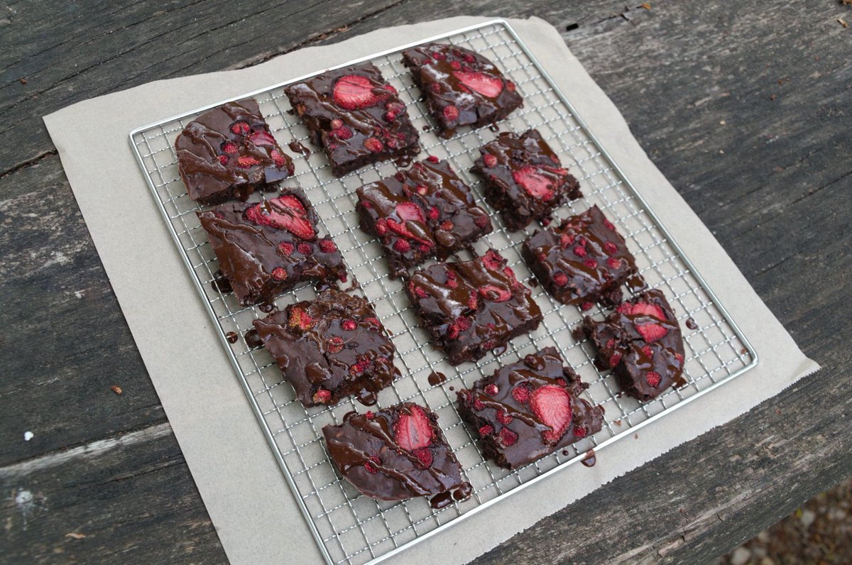 blackberryskunk's tweet photo. Extra Fudgy Strawberry Brownies

#EarnCrypto $Hive posting your recipe #Recipe #Cooking #Foodie #vegan #plantbased #HIVE #Blockchain #HiveBlogShare Join #Hive and earn rewards with your content. Full recipe on my hive blog:
https://t.co/QIFfSxPw2r https://t.co/63QczJHSvt
