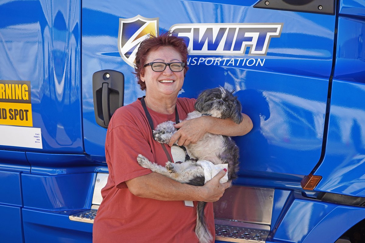 SwiftTransport's tweet image. Meet Amy (and her co-pilot Butters), our Driver of the Day for #SwiftDAW!

Amy recently switched to driving Flatbed after driving both Refrigerated and Dry Van. She said that doing Flatbed feels like she is helping to build America! 💪 #TruckDriverAppreciationWeek