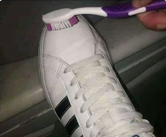 Flantasma1's tweet photo. Te van a criticar por todo, vos seguí lavando las zapatillas con el cepillo de dientes de tu hermana https://t.co/ROjqlUaivX