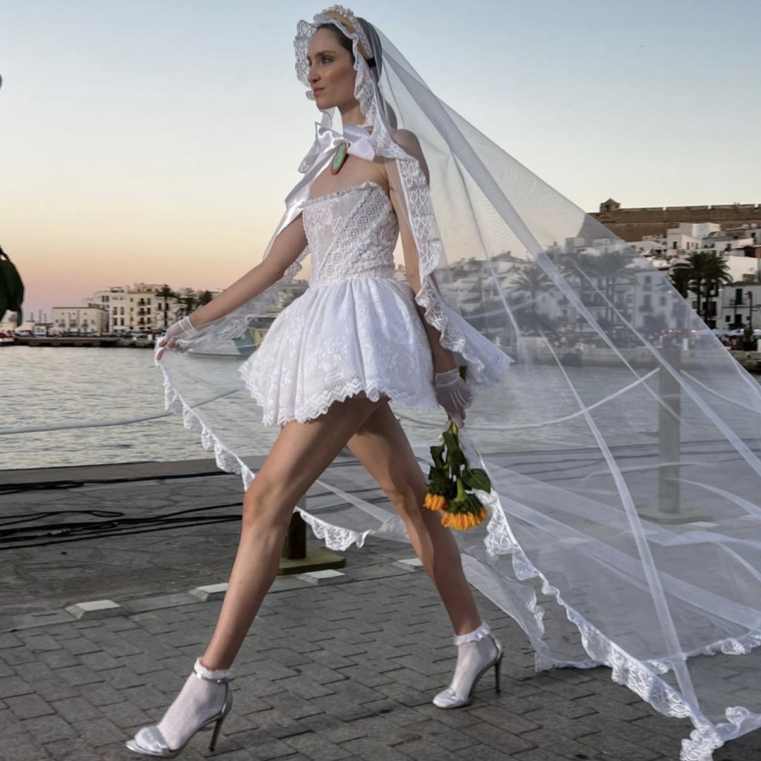 TonyBonetAdlib's tweet photo. Aptitud ... así son nuestras #noviasintrepidas .. Minivestido en #pachwork de puntillas .. @Pasarelaadlib https://t.co/TcHXu6EnON