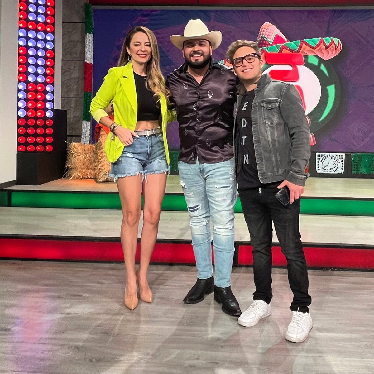 programa_hoy's tweet photo. Que siga la buena música con nuestro invitado #ElFrizian en #LoQueEstáSonando 🎤 https://t.co/L0LuTnKuCy
