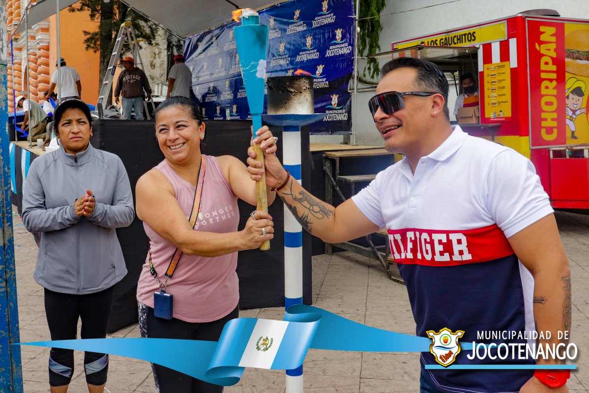 MJocotenango's tweet photo. 𝐅𝐄𝐑𝐕𝐎𝐑 𝐏𝐀𝐓𝐑𝐈𝐎.
El Alcalde Municipal participa de las actividades de independencia, hoy encendió el fuego patrio a los representantes del hospital de Chimaltenango.
La Municipalidad de Jocotenango presente en la celebración de los 201 años de independencia. https://t.co/0QtJEINJQo