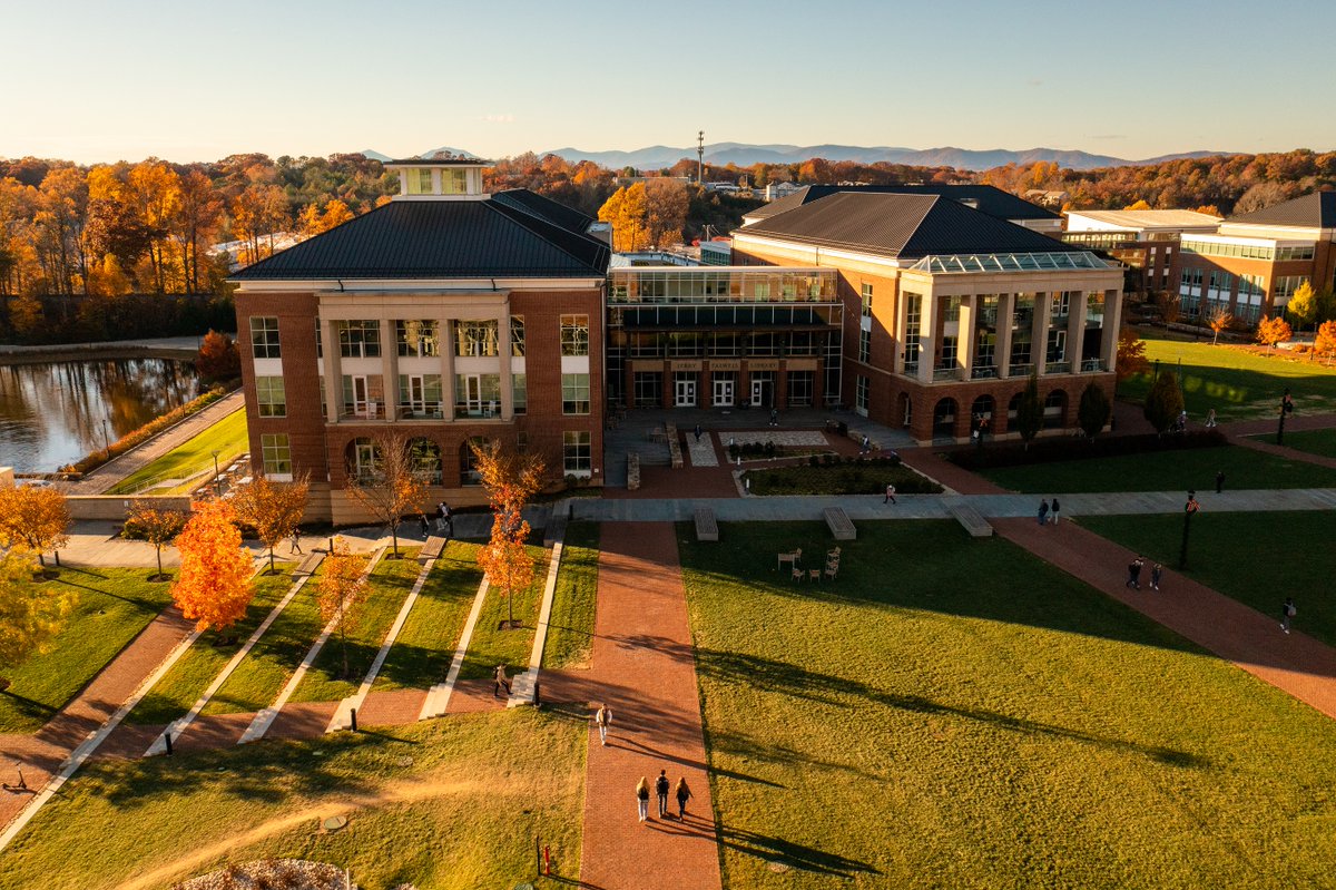 LibertyULibrary's tweet image. Happy first day of fall! Tell us what you're most excited about this season in the comments. #FirstDayOfFall #LibraryViews #JFLibrary