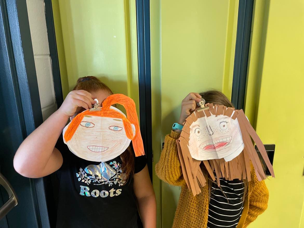 En début d'année, les élèves de la 4e année ont préparé un livre en anglais "All about me 3D" afin d'apprendre à se connaître. Bravo!
@Daph_Wallbridge <a href="/CSCDGR/">CSCDGR</a>