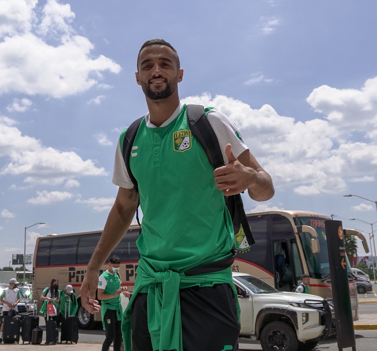 clubleonfc's tweet photo. 𝗡𝗢𝗦 𝗙𝗨𝗜𝗠𝗢𝗦
El #Fierabus 🚍 @Primera_Plus nos trajo hasta el aeropuerto y estamos listos para viajar a CDMX.
Mañana enfrentaremos a @CruzAzul.
#SerFieraEsUnOrgullo 🦁 https://t.co/xqwrzMheMa