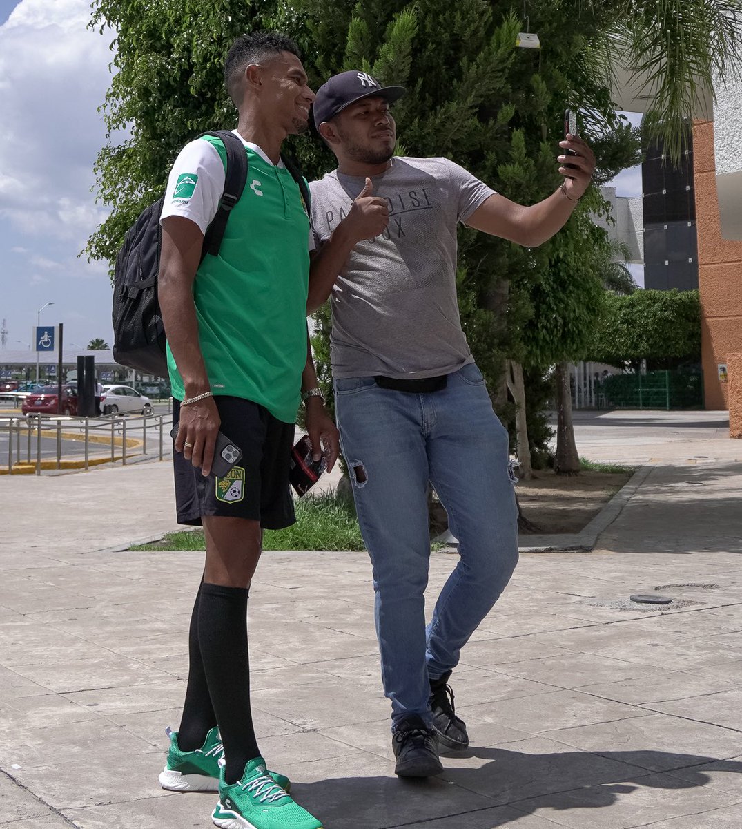 clubleonfc's tweet photo. 𝗡𝗢𝗦 𝗙𝗨𝗜𝗠𝗢𝗦
El #Fierabus 🚍 @Primera_Plus nos trajo hasta el aeropuerto y estamos listos para viajar a CDMX.
Mañana enfrentaremos a @CruzAzul.
#SerFieraEsUnOrgullo 🦁 https://t.co/xqwrzMheMa