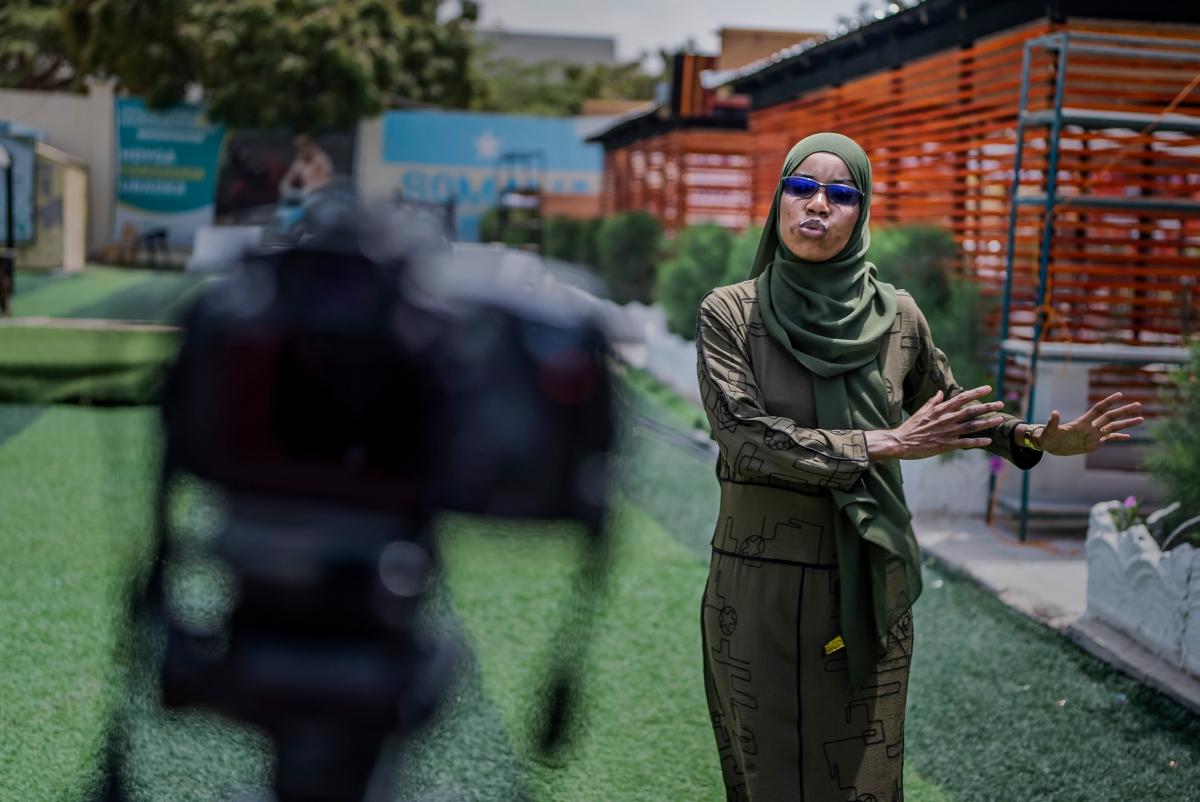 This #DemocracyDay focuses on the importance of media freedom to democracy, peace and delivering the #SDGs. In Somalia, see how @UNDPSomalia supports Bilan, the country's first all-women media team, to produce accurate, reliable and accessible information. bit.ly/3S5FMDy