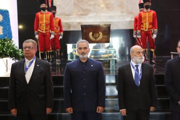 JorgMujica's tweet photo. #EnFotos📸 Secretario General #OPEP Haitham Al Ghais, en compañía del Gobernador de Venezuela ante el organismo energético internacional, Ángel González y el vicepdte de Asuntos Internacionales de PDVSA  visitaron  el Mausoleo del Libertador para rendir honores al padre la Patria https://t.co/6UefJVzcpw