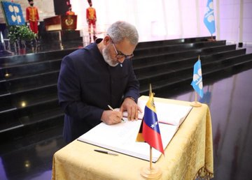 JorgMujica's tweet photo. #EnFotos📸 Secretario General #OPEP Haitham Al Ghais, en compañía del Gobernador de Venezuela ante el organismo energético internacional, Ángel González y el vicepdte de Asuntos Internacionales de PDVSA  visitaron  el Mausoleo del Libertador para rendir honores al padre la Patria https://t.co/6UefJVzcpw